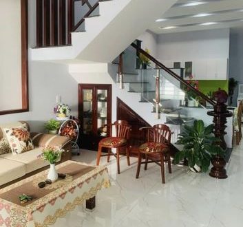 Bán nhà 2 tầng ngay chợ, giá 1.2 tỷ, 126m2, kinh doanh tốt.