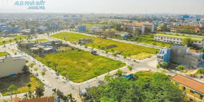 "TRÌNH LÀNG" GIỎ HÀNH NẰM TRÊN ĐƯỜNG DẪN CẦU NGUYỄN TRI PHƯƠNG