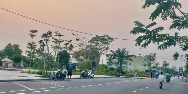 Hàng hiếm, 2 lô liền kề hướng Đông Nam, ngay trục thông QL1 A thị trấn La Hà