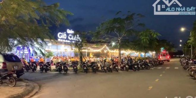 Mặt tiền kinh doanh được ngay nằm gần Quốc lô 1A với lượng công nhân viên qua lại lớn